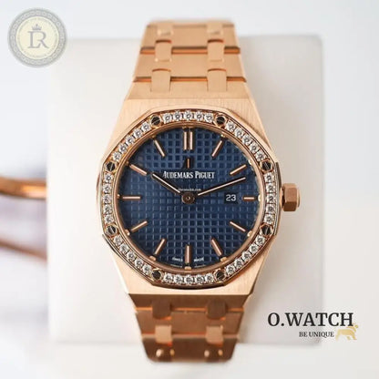 Audemars Piguet Royal Oak Selfwinding cadran bleu sertie de diamants.