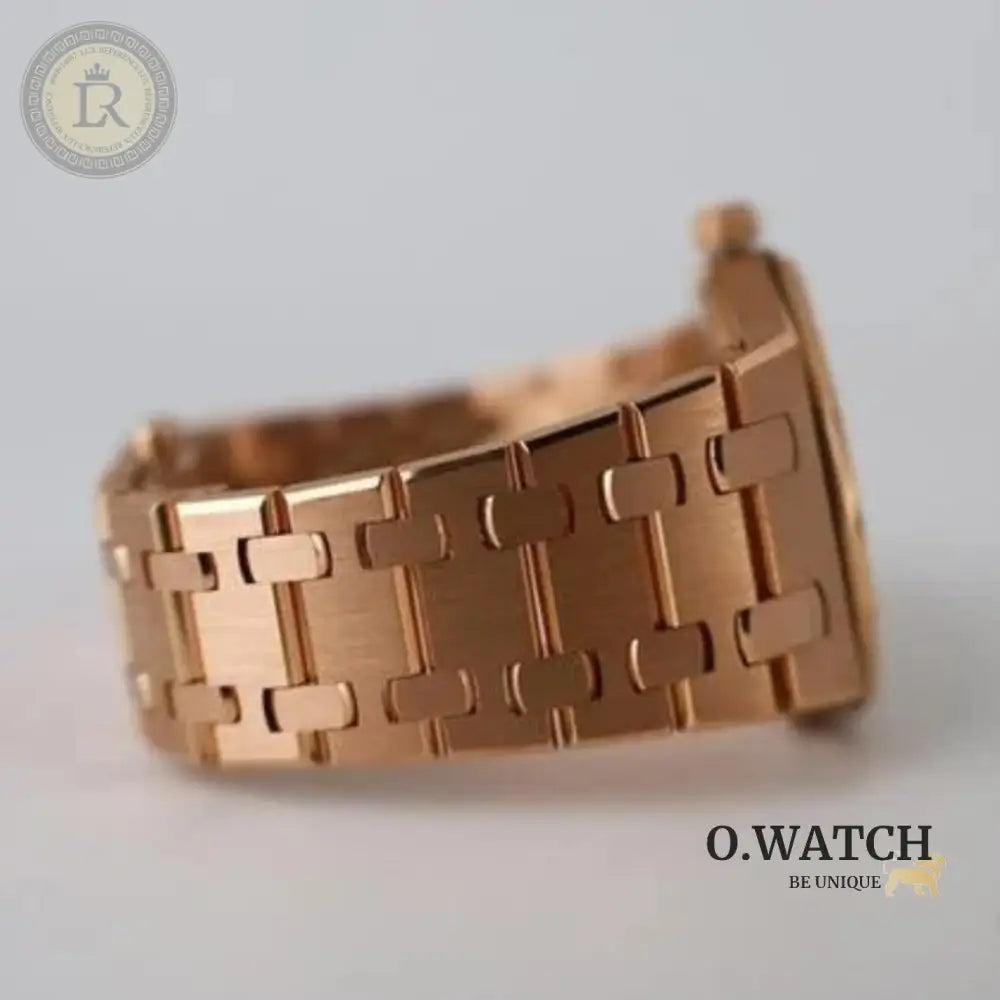 Audemars Piguet Royal Oak Selfwinding cadran bleu sertie de diamants.