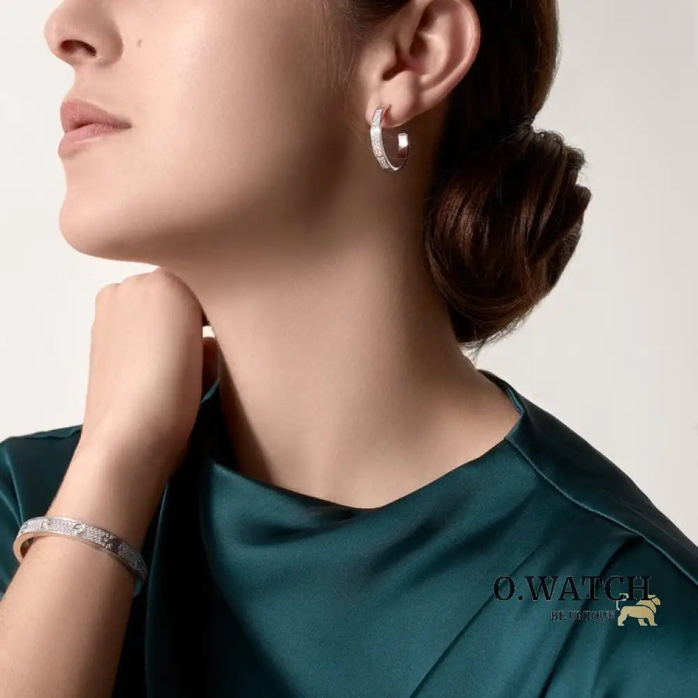 Ensemble deux pièces de la collection LOVE : un bracelet pavé classique et une bague pavée. Bracelet Cartier
