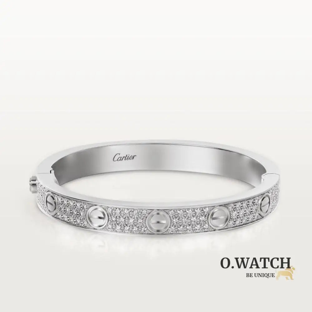 Ensemble deux pièces de la collection LOVE : un bracelet pavé classique et une bague pavée. Bracelet Cartier