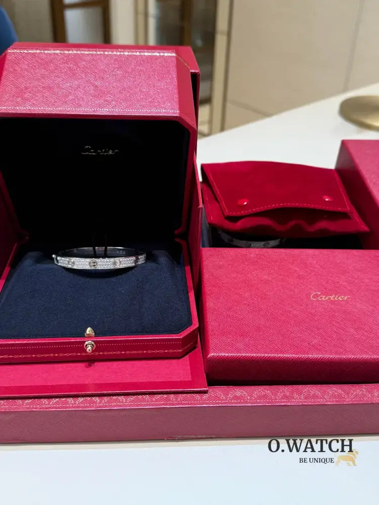 Ensemble deux pièces de la collection LOVE : un bracelet pavé classique et une bague pavée. Bracelet Cartier