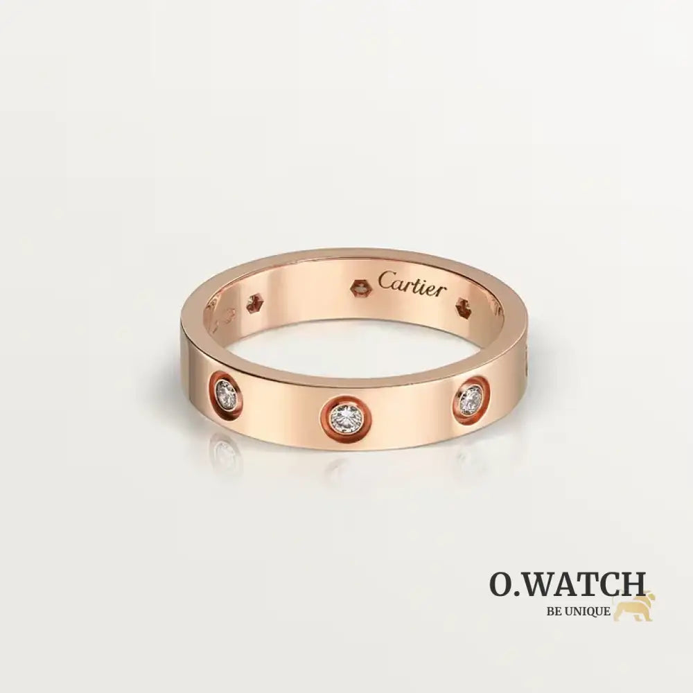 Ensemble deux pièces de la collection LOVE: un bracelet serti de 4 diamants et une bague sertie de 8 diamants. Bracelet