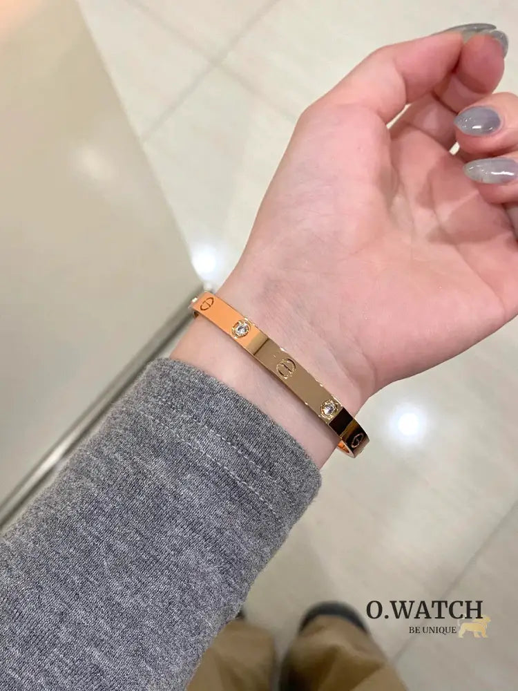 Ensemble deux pièces de la collection LOVE: un bracelet serti de 4 diamants et une bague sertie de 8 diamants. Bracelet