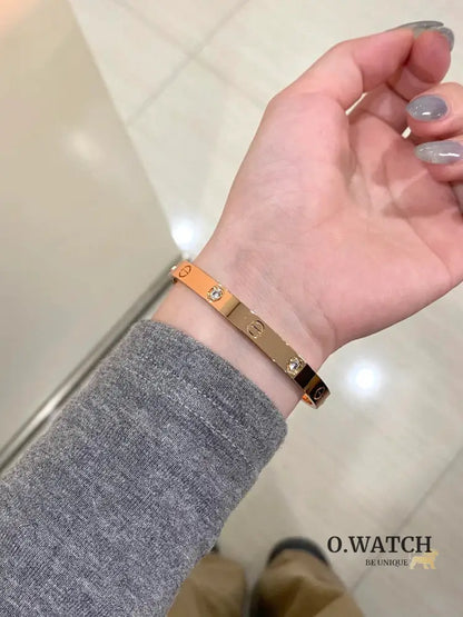 Ensemble deux pièces de la collection LOVE: un bracelet serti de 4 diamants et une bague sertie de 8 diamants. Bracelet