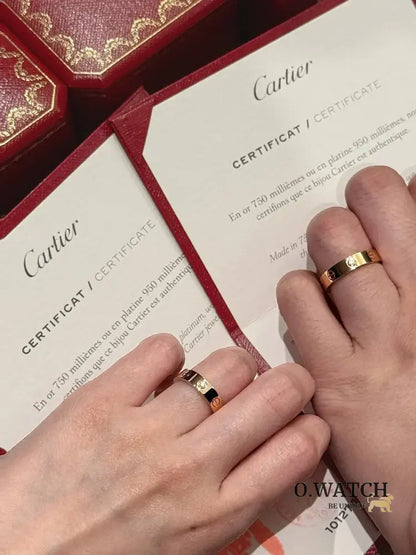 Ensemble deux pièces de la collection LOVE – un bracelet serti de 4 diamants et une bague sertie de 8 diamants Bracelet