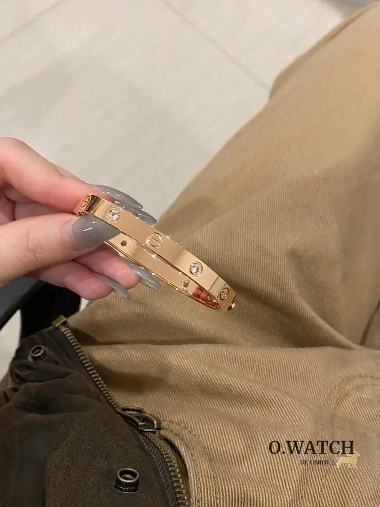 Ensemble deux pièces de la collection LOVE: un bracelet serti de 4 diamants et une bague sertie de 8 diamants. Bracelet