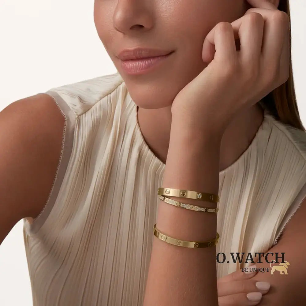 Ensemble deux pièces de la collection LOVE – un bracelet serti de 4 diamants et une bague sertie de 8 diamants Bracelet