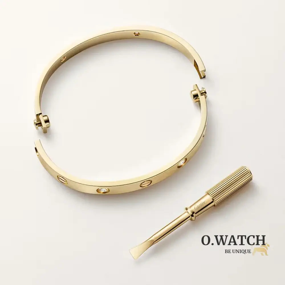 Ensemble deux pièces de la collection LOVE – un bracelet serti de 4 diamants et une bague sertie de 8 diamants Bracelet