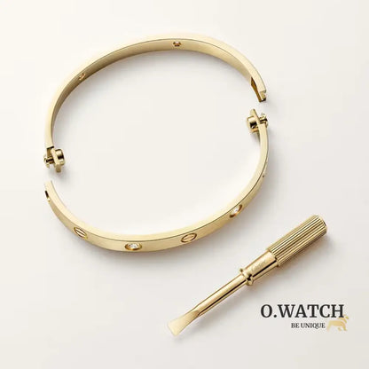 Ensemble deux pièces de la collection LOVE – un bracelet serti de 4 diamants et une bague sertie de 8 diamants Bracelet