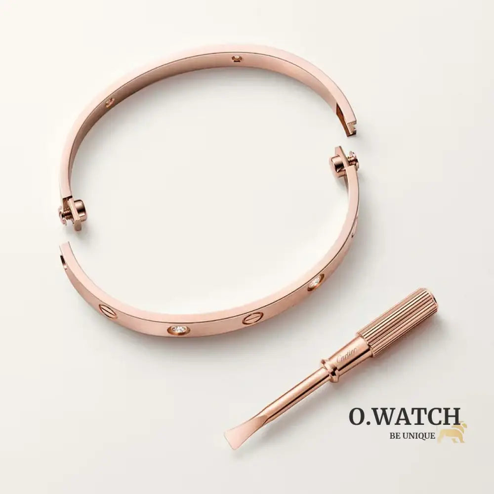 Ensemble deux pièces de la collection LOVE: un bracelet serti de 4 diamants et une bague sertie de 8 diamants. Bracelet