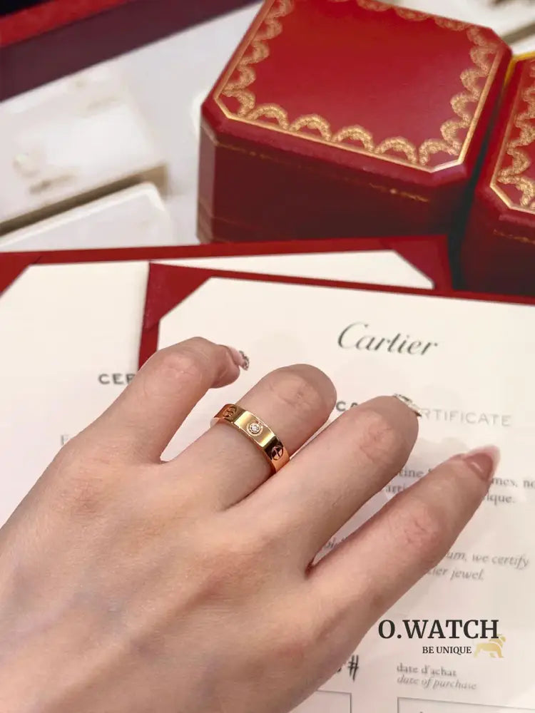 Ensemble deux pièces de la collection LOVE – un bracelet serti de 4 diamants et une bague sertie de 8 diamants Bracelet