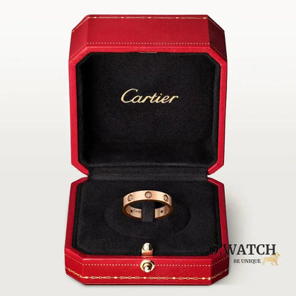 Ensemble deux pièces de la collection LOVE: un bracelet serti de 4 diamants et une bague sertie de 8 diamants. Bracelet