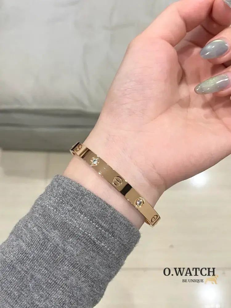 Ensemble deux pièces de la collection LOVE – un bracelet serti de 4 diamants et une bague sertie de 8 diamants Bracelet