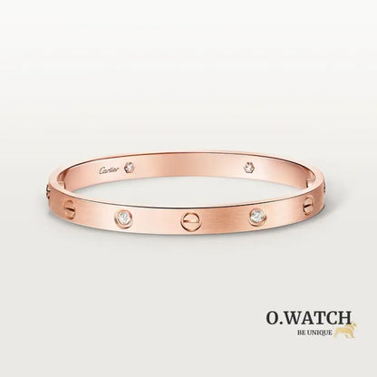 Ensemble deux pièces de la collection LOVE: un bracelet serti de 4 diamants et une bague sertie de 8 diamants. Bracelet