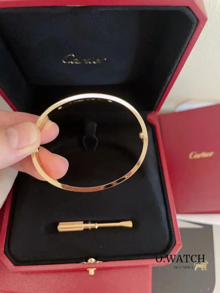 Ensemble deux pièces de la collection LOVE: un bracelet serti de 4 diamants et une bague sertie de 8 diamants. Bracelet