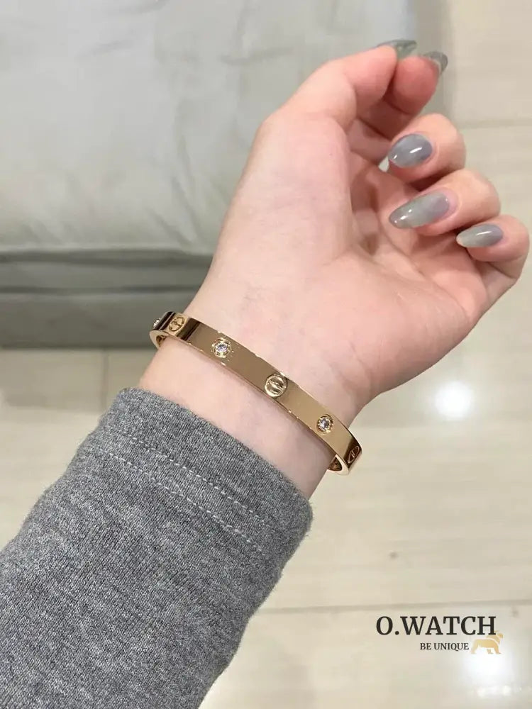 Ensemble deux pièces de la collection LOVE – un bracelet serti de 4 diamants et une bague sertie de 8 diamants Bracelet