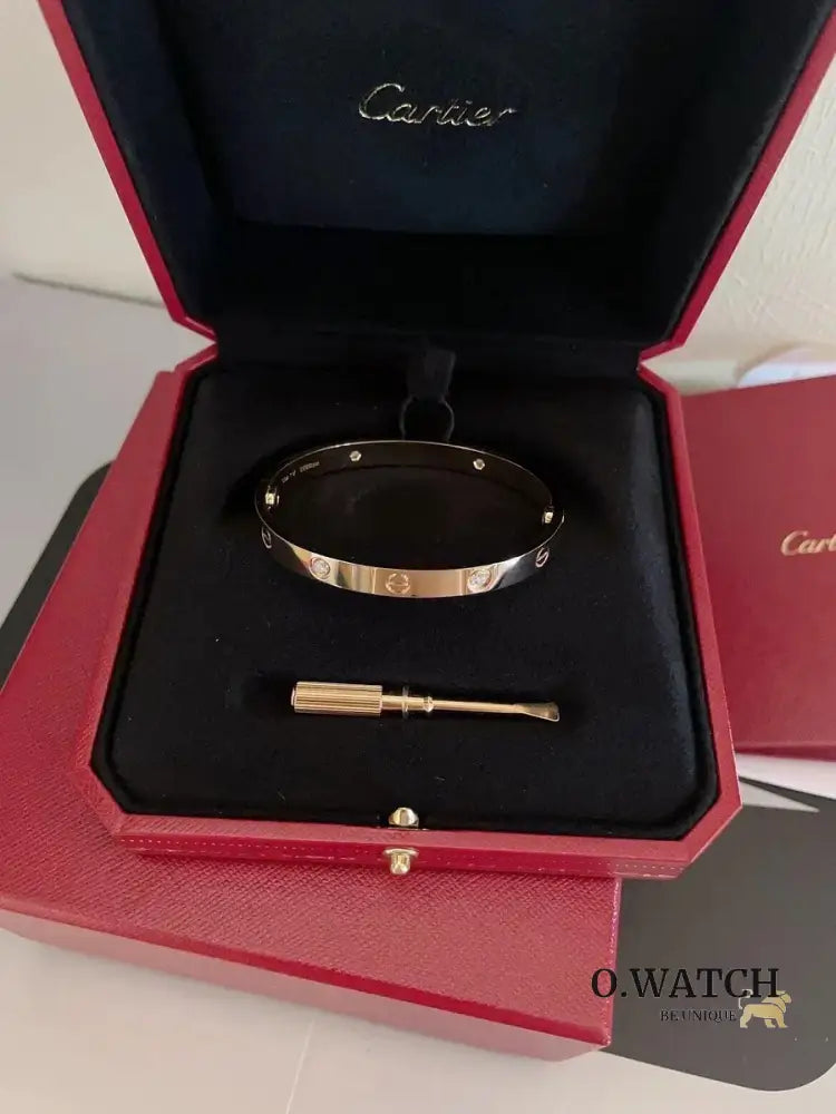 Ensemble deux pièces de la collection LOVE: un bracelet serti de 4 diamants et une bague sertie de 8 diamants. Bracelet