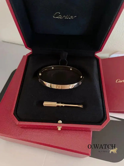 Ensemble deux pièces de la collection LOVE: un bracelet serti de 4 diamants et une bague sertie de 8 diamants. Bracelet